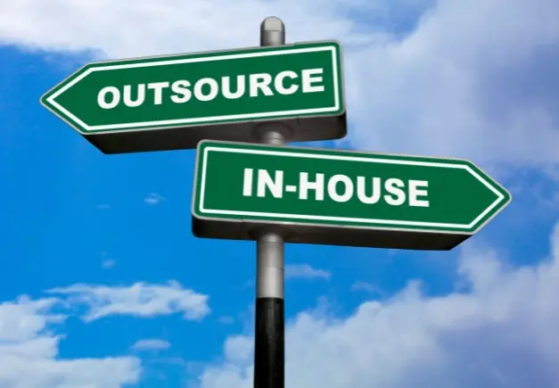 In-House vs Outsourced Accounting in UAE: Which Is Better?
